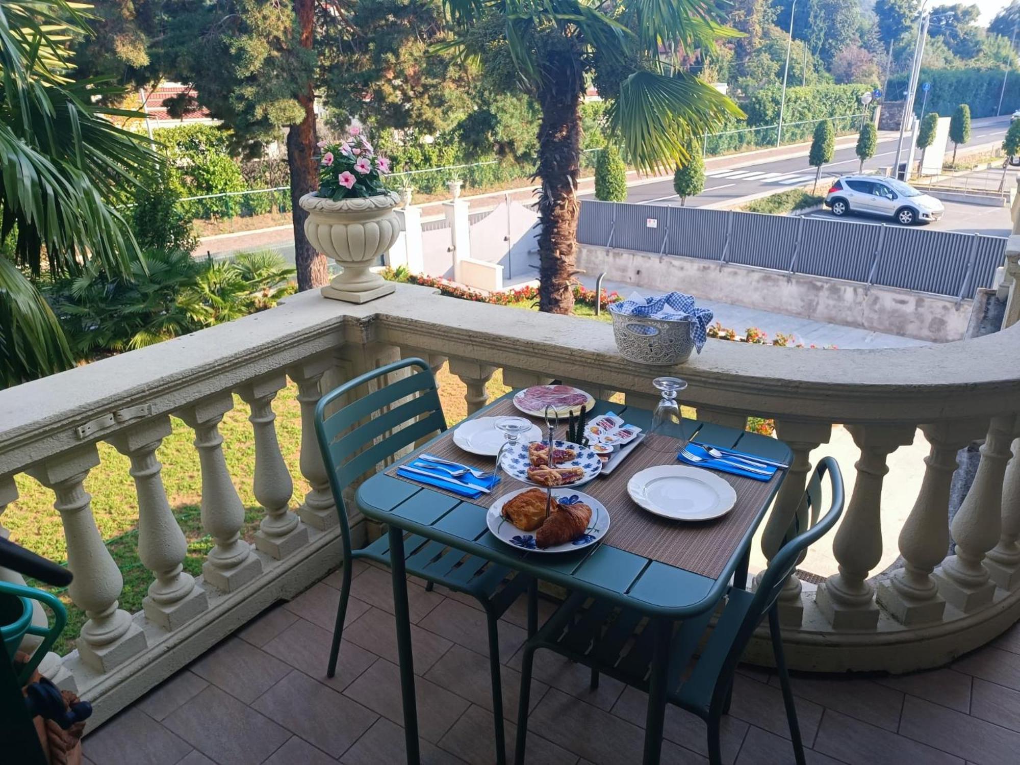 B&B Villa Preziosa Lago Maggiore Lesa Bagian luar foto